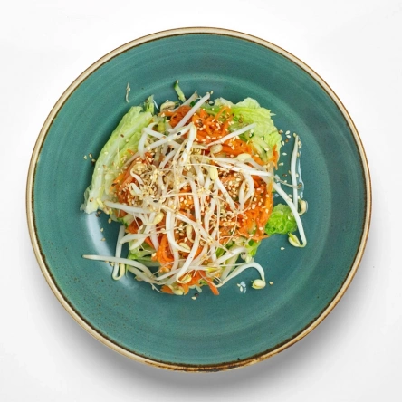 Салат с корейской морковью, проростками и огурцом